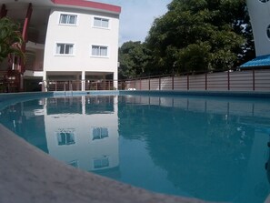 حمّام سباحة خارجي