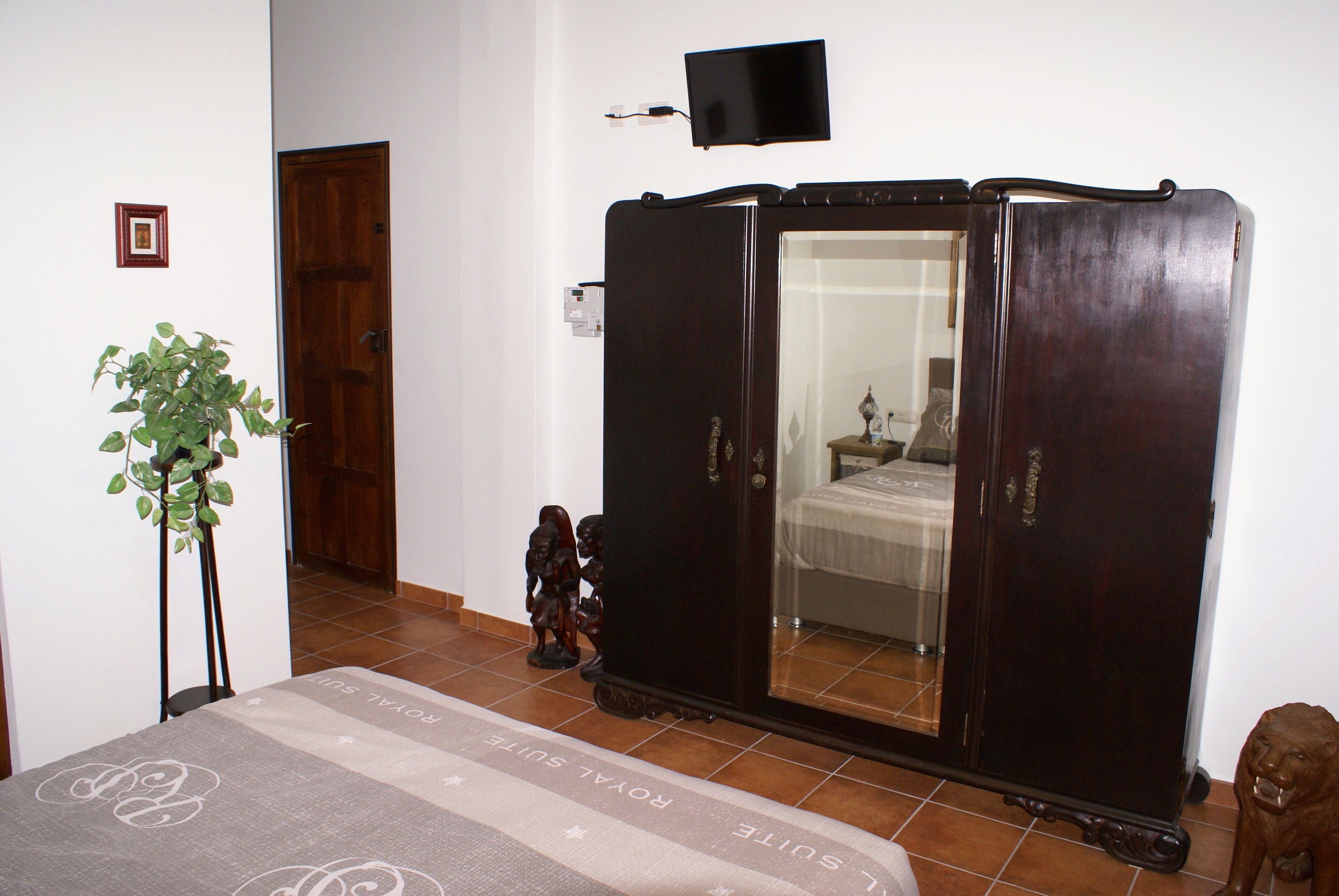 La Cañota Superior King Room Adults Only, bedroom and ensuite bathroom and WIFI
