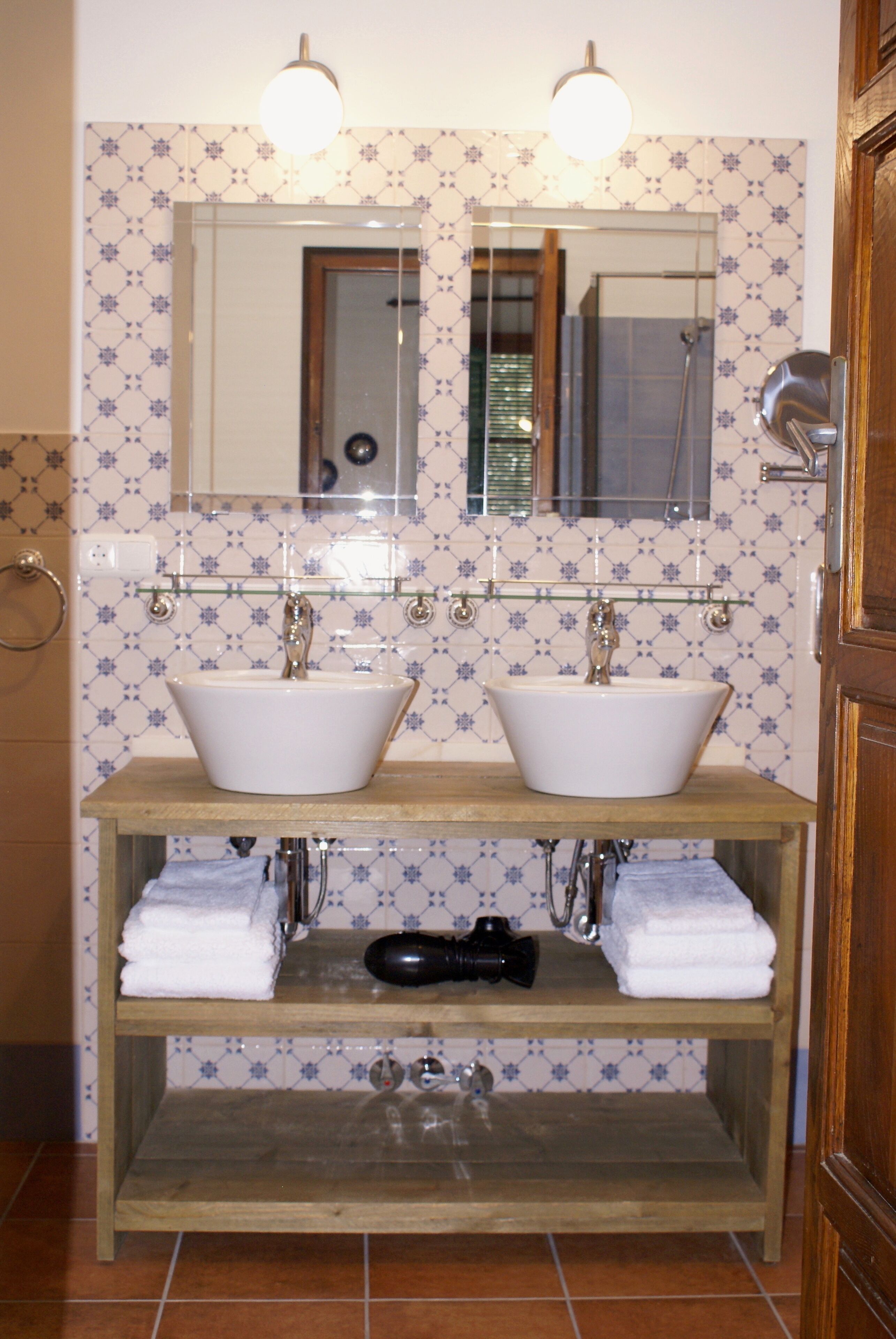 La Cañota Superior King Room Adults Only, bedroom and ensuite bathroom and WIFI