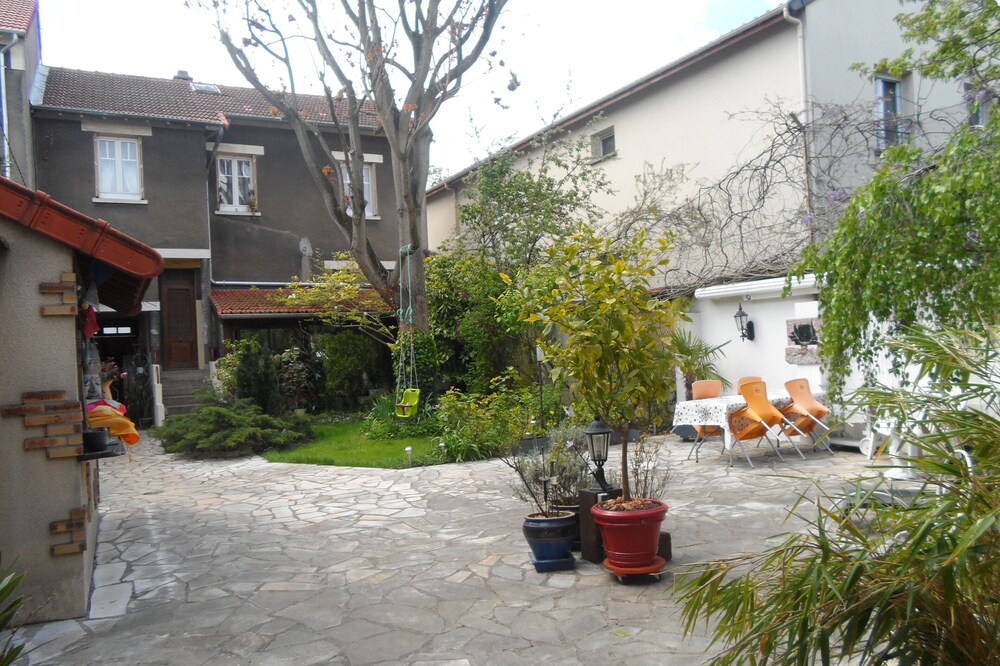 A corner of greenery near Paris & Metro