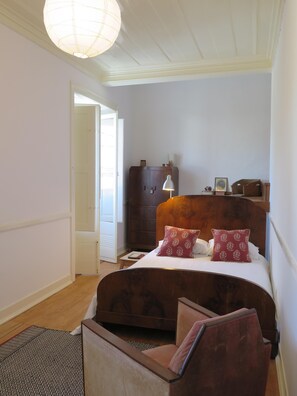 5 slaapkamers, een strijkplank/strijkijzer, reisbedje, wifi