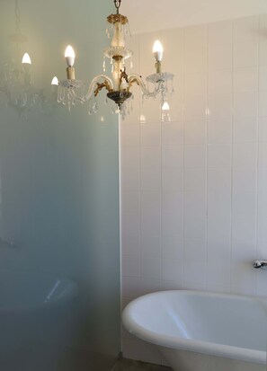 Douche, sĂšche-cheveux, serviettes fournies, savon