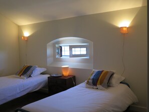 5 habitaciones, tabla de planchar con plancha, cuna de viaje y wifi 