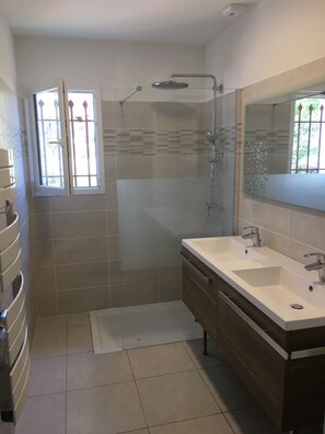 Banheira, secador de cabelo, toalhas de banho 
