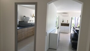 Una cocina moderna con armarios de madera y horno empotrado.