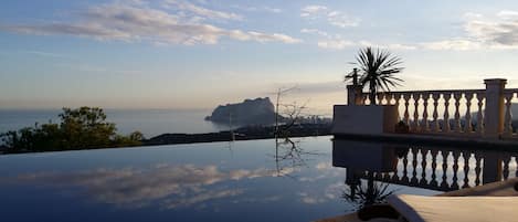 Piscina | Una piscina al aire libre, una piscina climatizada