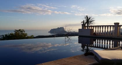 SUPER LUXE, VUES INCROYABLES À 180º DE LA MER, PISCINE INFINITE CLIMATISÉE 12 PAX