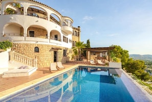 Piscine extérieure, piscine chauffée