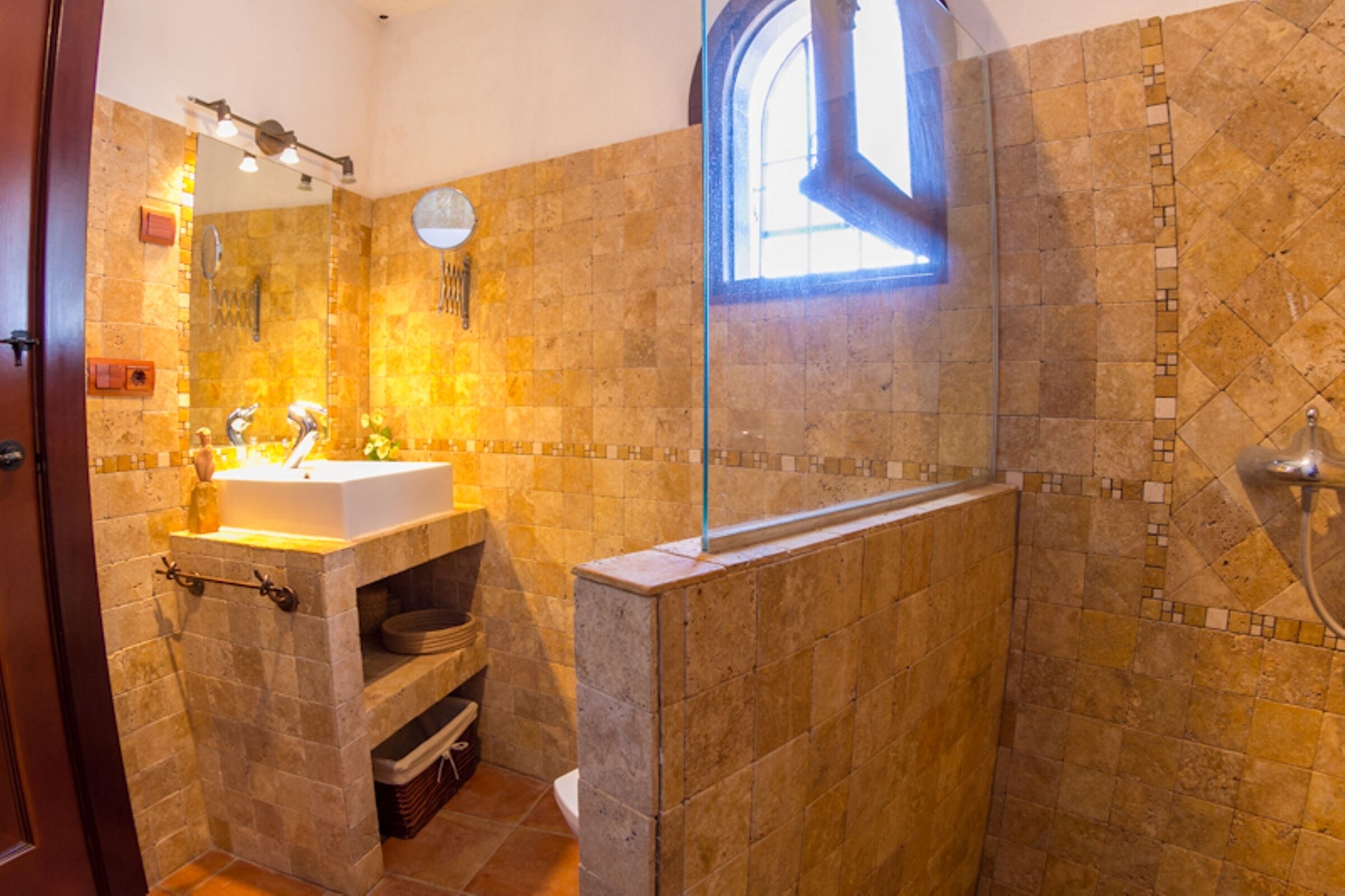 Un baño con bañera, lavamanos y ducha.