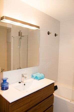 Combined shower/tub, hair dryer, towels