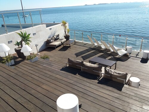 Terrasse ensoleillée privée sur le toit, vue sur la mer, exposition sud, WiFi et climatisation