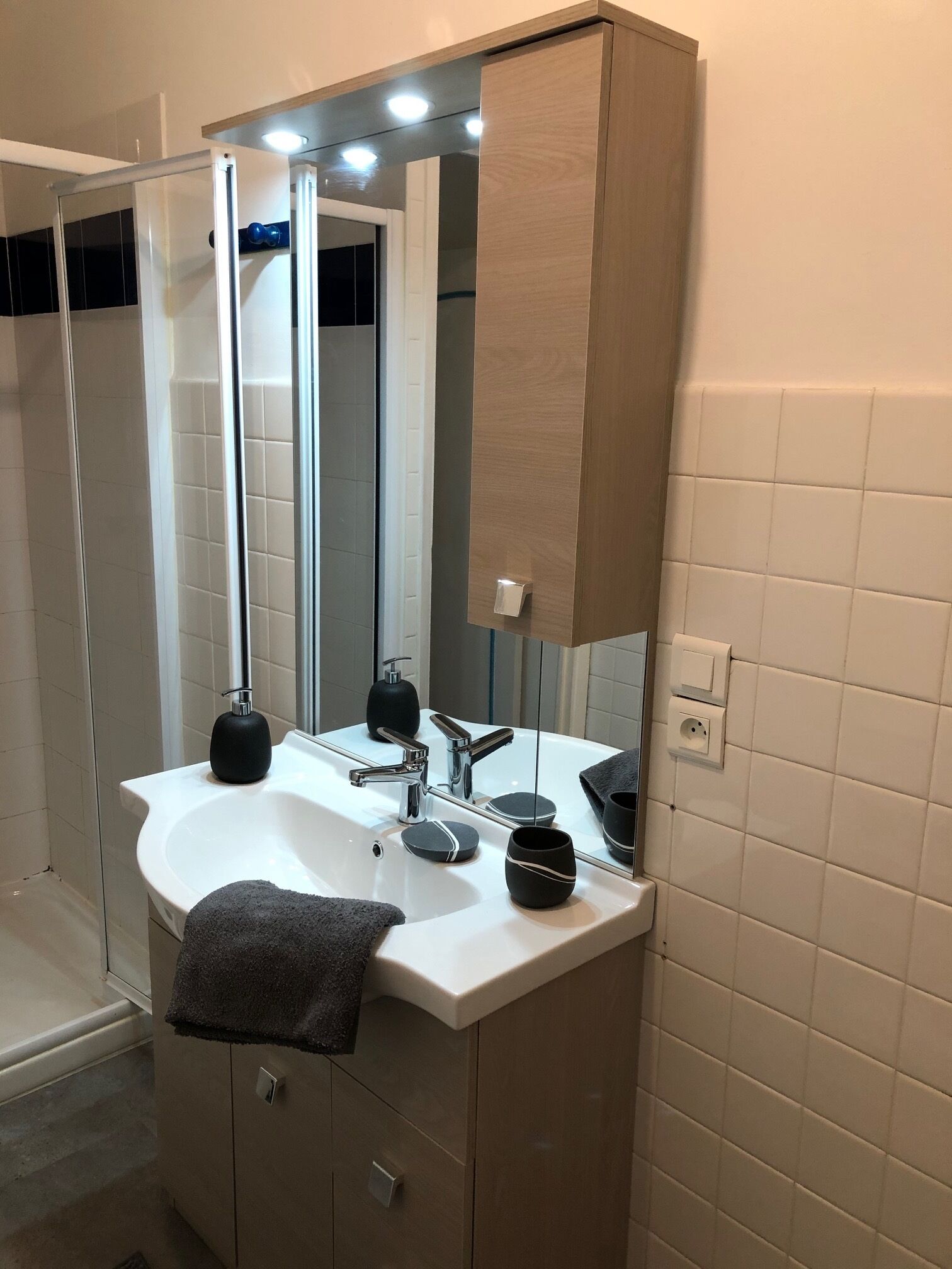 BLUE NEST OF THE ARTISTS-CHARMING STUDIO-FREE WIFI-Menton in avenue Felix Faure