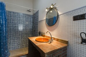 Doccia, asciugacapelli, bidet, asciugamani
