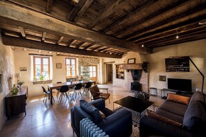 Televisie, een open haard, een tafeltennistafel en boeken