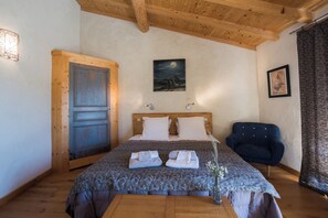 5 slaapkamers, een bureau, een strijkplank/strijkijzer, reisbedje