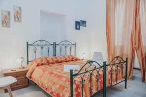2 bedrooms, iron/ironing board, WiFi, bed sheets - Apartment in garden a few steps from the sea from the historic centre (Cefalù)