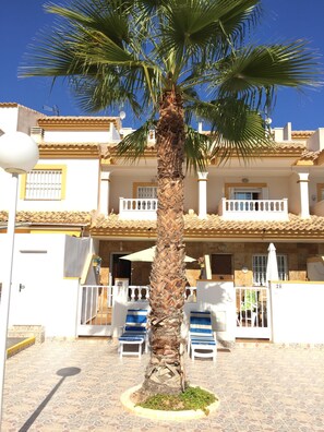 Terrace/patio - Luxuriously Equipped Villa with Large Pool. 5 mins from Lovely Fine Sandy Beach (Los Alcázares)