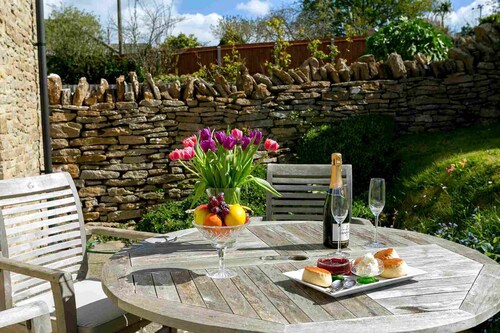 The Swallows, 2 bedroom Dorset Cottage set on working farm near the Dorset Coast