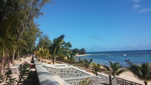 Beach nearby - Modern villa 4 bedrooms with en-suite bathrooms pool BBQ beach amenities nearby (Cap Malheureux)