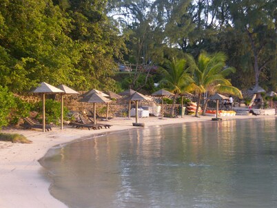 Modern villa 4 bedrooms with en-suite bathrooms pool BBQ beach amenities nearby