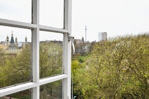 A view through a window with a cityscape, including a tower and buildings. - Modern townhouse in Central Brighton, sleeping 15-32 guests. 2 Mins to beach (Brighton)