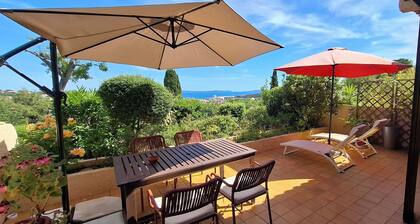 Appartement de CHARME classé *** calme, grande TERRASSE, jardin, VUE MER,parking