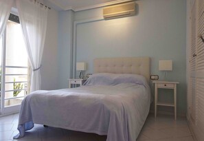 Iron/ironing board, WiFi, bed sheets, wheelchair access - Spacious and sunny fully furnished apartment near the sea in Torrevieja, (Torrevieja)