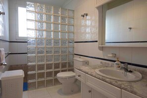 Hair dryer, towels, soap, shampoo - Spacious and sunny fully furnished apartment near the sea in Torrevieja, (Torrevieja)