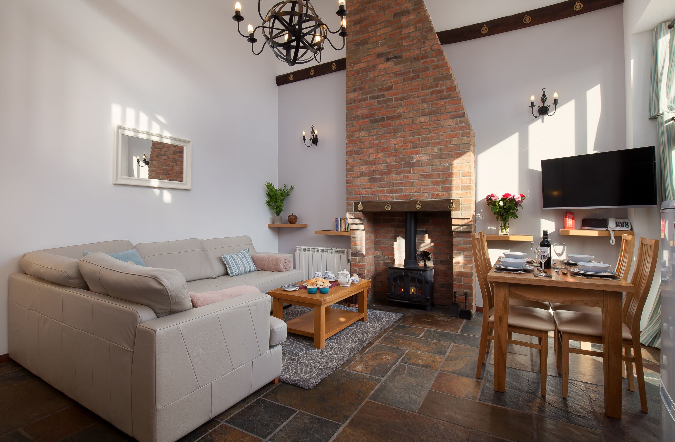 智能电视、壁炉、DVD 播放器、桌上足球