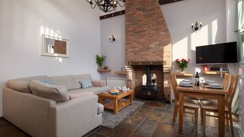 TV connectée, cheminée, lecteur de DVD, baby-foot