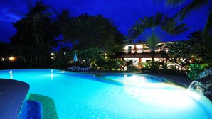 A nighttime swimming pool with lounge chairs and a building in the background. - Beachfront Resort: Villa 4-bdr, very spacious, only 20m to the beach. (Maenam)