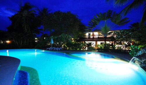 Beachfront Resort: Villa 4-bdr, very spacious, only 20m to the beach.