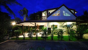 A modern house with a balcony, surrounded by tropical plants. - Beachfront Resort: Villa 4-bdr, very spacious, only 20m to the beach. (Maenam)
