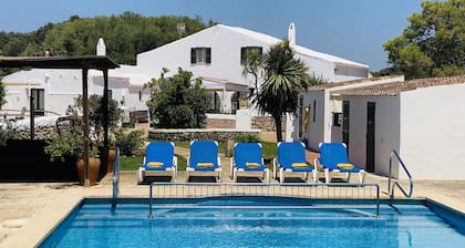 Farmhouse with pool and padel court, free WiFi