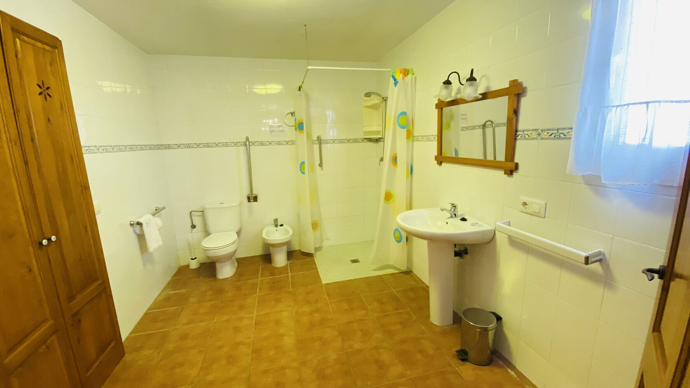 Ein Badezimmer mit Toilette, Bidet, Waschbecken und Dusche.