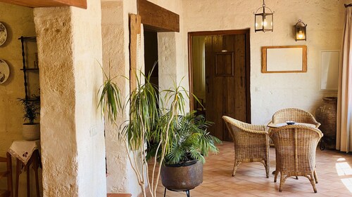 Farmhouse with  pool and padel court, free WiFi