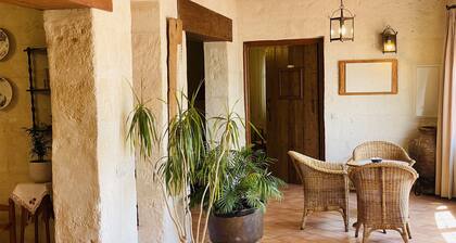 Farmhouse with pool and padel court, free WiFi