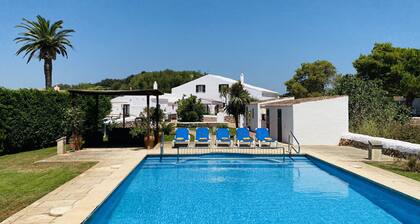 Farmhouse with pool and padel court, free WiFi