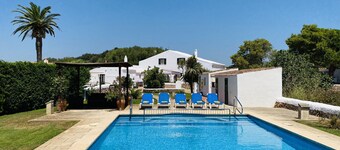 Farmhouse with pool and padel court, free WiFi