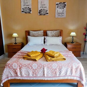5 bedrooms, laptop workspace, iron/ironing board, travel crib - Ria Formosa Pineview (Faro)