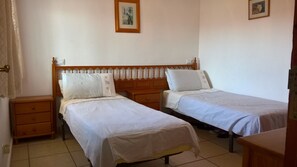 3 quartos, cofres nos quartos, ferros/tábuas de passar roupa