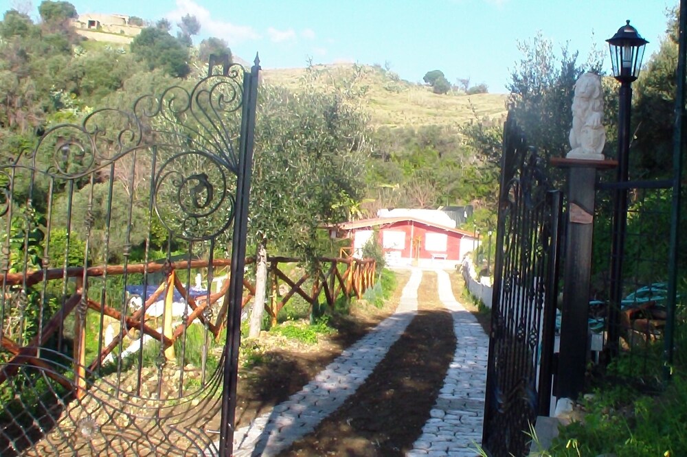 Air-conditioned chalets with a swimming pool, Wi-fi, TV, washing machine, family and animals