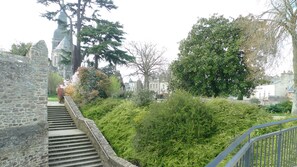 المنطقة المحيطة بالمنشأة