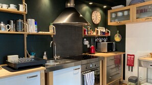 ثلاجة، ميكروويف، فرن، موقد طهي مسطح