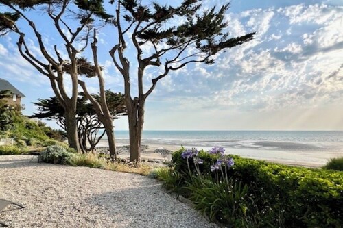 Facing the sea with an exceptional view over 140°.
