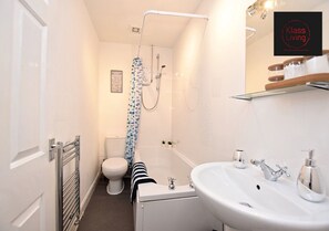 A modern bathroom with a bathtub, toilet, and sink. - One Bedroom Apartment by Klass Living Serviced Accommodation Coatbridge - Whifflet Park Apartment With Wifi  and Parking (Coatbridge)