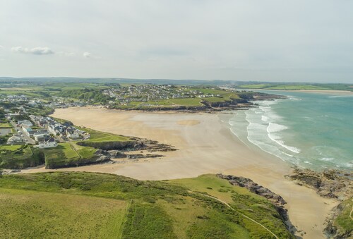 Curlew's Cwtch is a cosy yet contemporary three bedroom holiday home.
