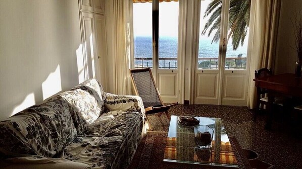 Smart-TV, DVD-spiller, bøker og musikkbibliotek