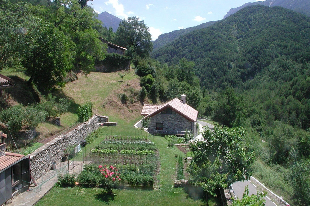 Self catering O Molín de L'Irués y A Ceresera for 4 people