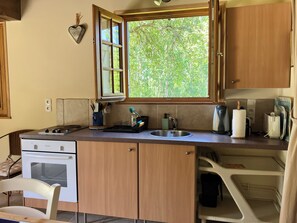 Coffee/tea maker, fridge, microwave, oven - House with garden (Grangues)
